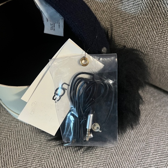 New! Ugg tech earmuffs - Picture 4 of 7